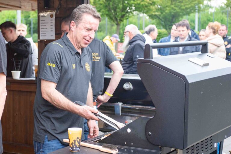 Ein Mann am Grill bei einer Sportveranstaltung. Jetzt will das Gesundheitsministerium ein Grillverzicht.