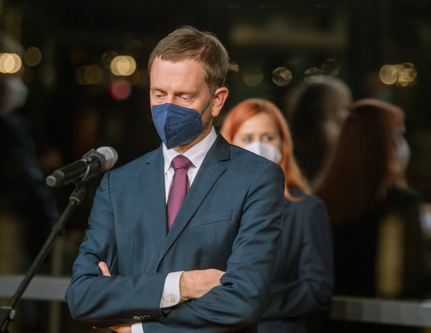 Michael Kretschmer, Ministerpräsident des Freistaates Sachsen (CDU), steht mit verschränkten Armen und medizinischer Maske vor einem Mikrofon. Er wirkt ernst und nachdenklich. Im Hintergrund weitere Personen mit Masken. Aufnahme entstand am 19. November 2021 während einer Landespressekonferenz zur Corona-Pandemie im Sächsischen Landtag. Thema waren die hohe Inzidenz, Impfaufrufe und ein von Kretschmer angekündigter Lockdown in der vierten Corona-Welle. Schlappe für Sachsens Ministerpräsident Michael Kretschmer (CDU): Seine Corona-Politik war teilweise verfassungswidrig. Foto: IMAGO / jmfoto