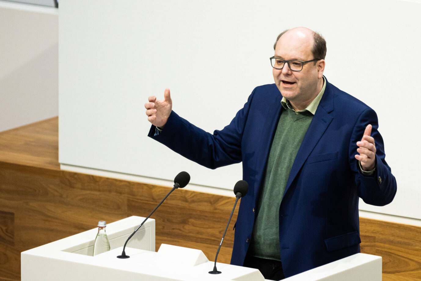 Der niedersächsische Umweltminister Christian Meyer (Grüne) steht im schwarzen Sakko an einem Rednerpult – dem ihm unterstellten Landesbüro für Naturschutz wird Veruntreuung und Korruption und veruntreutes Geld vorgeworfen