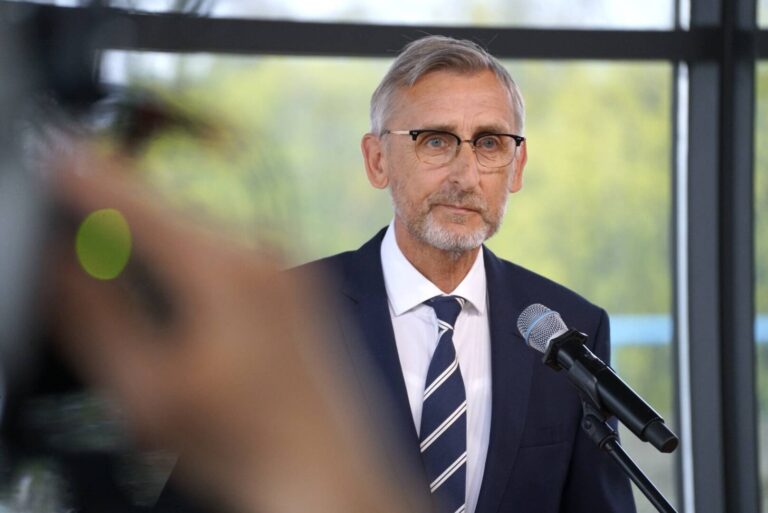 Sachsens Innenminister Armin Schuster spricht bei einer Pressekonferenz, aufgenommen durch das Objektiv einer Kamera. Er trägt Anzug und Krawatte und steht vor einem Mikrofon. Sachsens Innenminister Armin Schuster hat das Verhalten des linken Kita-Trägers scharf kritisiert. Foto: IMAGO / xcitepress