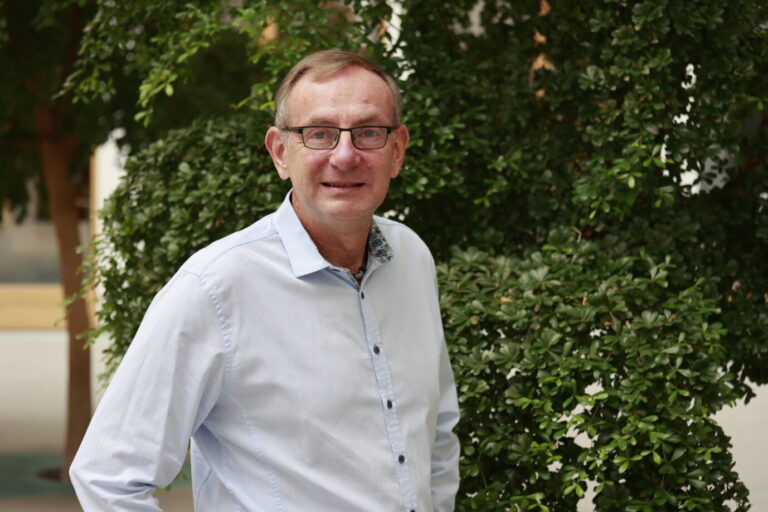 Vor einem Gebüsch steht der Arche-Gründer Bernd Siggelkow und lächelt – zum Lachen sind seine Warnungen vor Jugend- und Messergewalt aber nicht