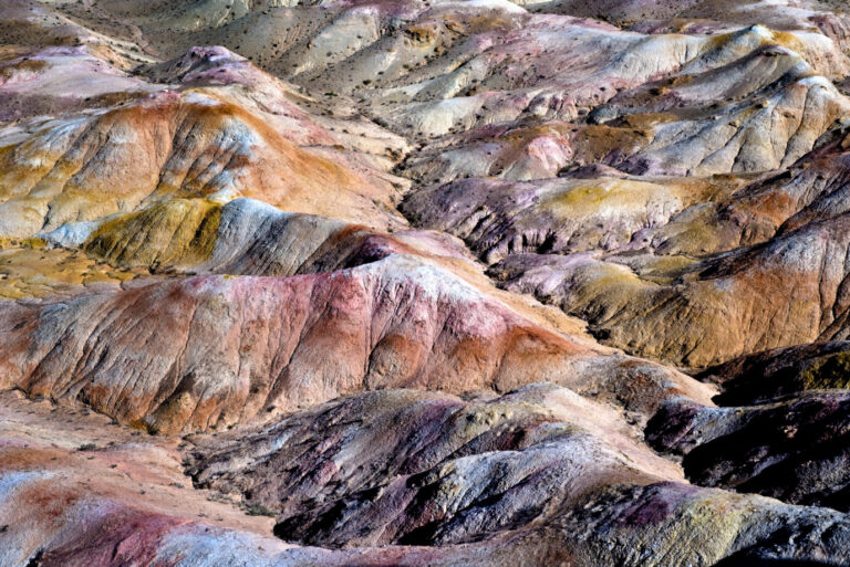 Ein buntes farbiges Gebirge in der Gobi-Wüste in der Mongolei enthält viele Seltene Erden – China baut hier ab, im Gegensatz zu Europa, das seine Seltenen Erden unberührt läßt