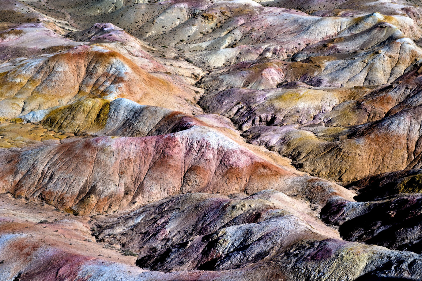 Ein buntes farbiges Gebirge in der Gobi-Wüste in der Mongolei enthält viele Seltene Erden – China baut hier ab, im Gegensatz zu Europa, das seine Seltenen Erden unberührt läßt