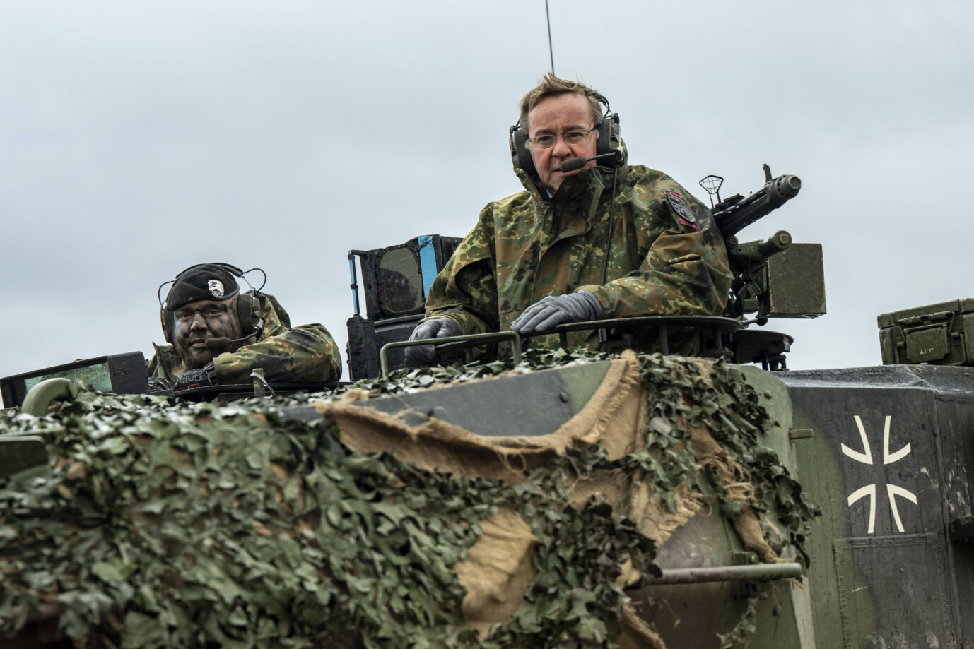 Ukraine-Krieg, Jahrestag der Invasion, Chronologie der Ereignisse, Archivbilder News Themen der Woche KW05 News Bilder des Tages Bundesverteidigungsminister Pistorius besucht Panzerbataillon 203 Bundesverteidigungsminister Pistorius besucht Panzerbataillon 203 und begutachtet mit dem Leopard 2A6 Kampfpanzer, der in der Ukraine eingesetzt werden soll. Augustdorf Generalfeldmarschall-Rommel-Kaserne der Bundeswehr in Nordrhein-Westfalen Deutschland *** German Defense Minister Pistorius visits Tank Battalion 203 German Defense Minister Pistorius visits Tank Battalion 203 and inspects with Leopard 2A6 main battle tank to be deployed in Ukraine Augustdorf Generalfeldmarschall Rommel Kaserne Nordrhein Westfalen Germany Copyright: xDavidxInderliedx