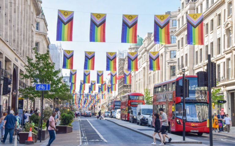 Im Jahre 2023 war die Londoner Regent Street noch zahlreich mit Pride- bzw. Regenbogen-Flaggen bestückt – das hat sich geändert