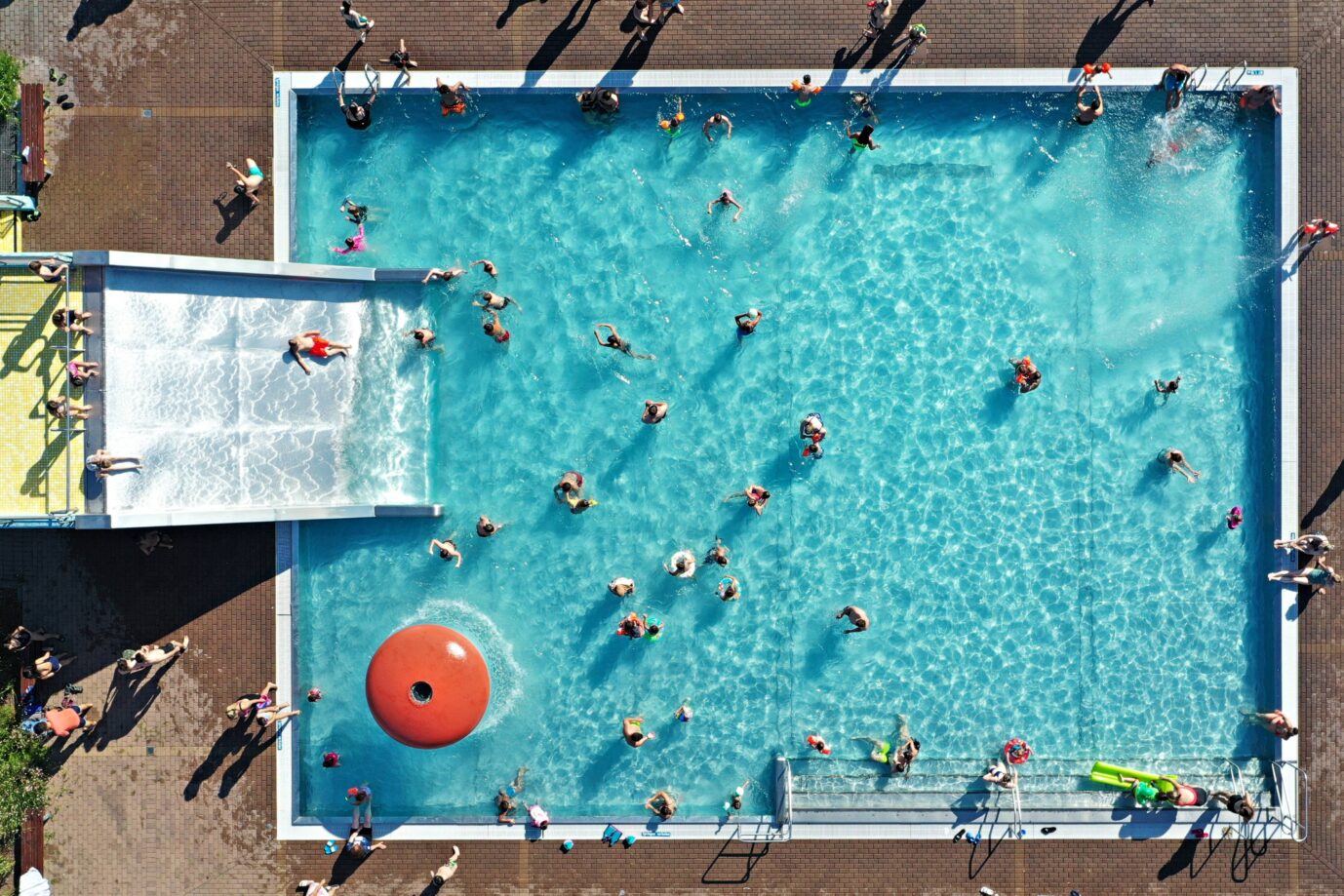 Ein Freibad im Sommer aus der Vogelperspektive. Die Preise sind gestiegen.