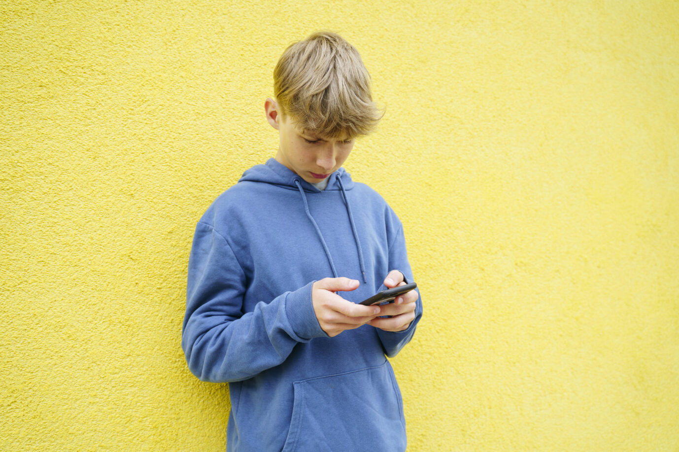 Social Media. Geht es nach dem Willen der Politik, sollen Kinder nicht mehr in sozialen Netzwerken aktiv sein dürfen. Symbolbild: IMAGO / Westend61