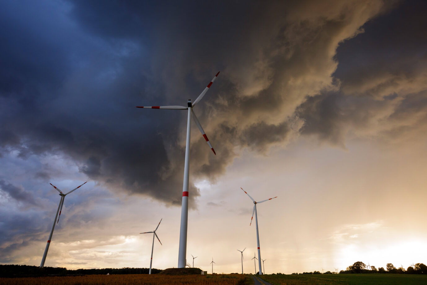 Sommergewitter ueber Brandenburg DEU/Deutschland/Brandenburg/Wormlage, 01.08.2023, Ein Unwetter mit dunklen Regenwolken zieht ueber Windraedern bei Wormlage in der brandenburgischen Lausitz auf. Nicht eingespeister Strom wird subventioniert.*** Summer thunderstorm over Brandenburg DEU Germany Brandenburg Wormlage, 01 08 2023, A thunderstorm with dark rain clouds moves over Windraedern near Wormlage in Brandenburg Lusatia AF_IMG_89126.jpeg