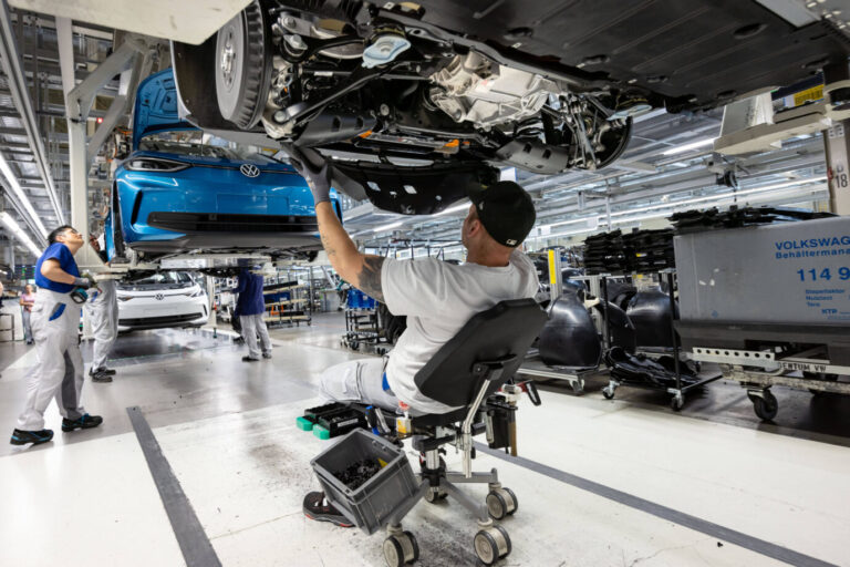 Ein VW-Arbeiter bei der Konstruktion des ID3. Das Ifo-Institut ist positiv um die deutsche Wirtschaft gestimmt.