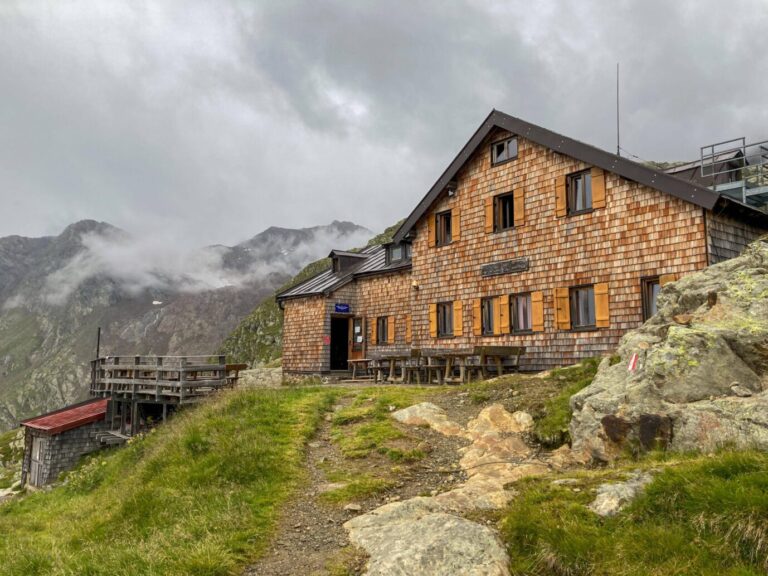 Südtirol. Die Magdeburger Hütte des Alpenvereins über dem Pflerschtal in den Stubaier Alpen, Südtirol. Foto: IMAGO / imagebroker