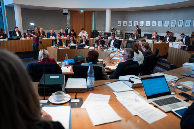Haushaltsausschuss nach der Entscheidung des Bundesverfassungsgericht im Deutschen Bundestag Auftaktbilder im Vorfeld des Ausschuss fuer den Haushalt zur Haushaltsbereinigungssitzung im Deutschen Bundestag, Berlin