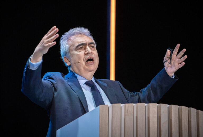 Fatih Birol steht an einem Pult: Er kritisiert das Aus der Kernkraft in Deutschland.