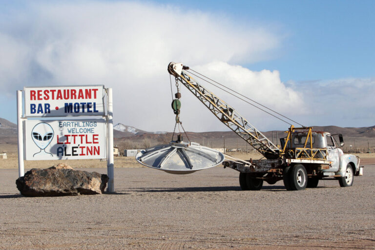 Ein Lastwagen schleppt ein abgestürztes Ufo ab – in der amerikanischen Kleinstadt Rachel in Nevada, wo es häufig Ufo-Sichtungen gibt, hat jemand diese Szene installiert – Symbolbild für Mystery-Kanäle auf Youtube