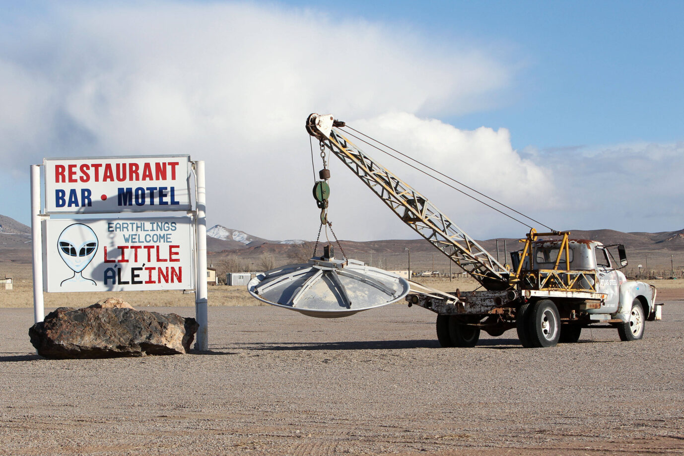 Ein Lastwagen schleppt ein abgestürztes Ufo ab – in der amerikanischen Kleinstadt Rachel in Nevada, wo es häufig Ufo-Sichtungen gibt, hat jemand diese Szene installiert – Symbolbild für Mystery-Kanäle auf Youtube