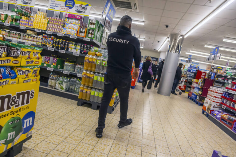 Handel. Immer dreister, immer jünger. Der deutsche Einzelhandel sieht sich mit immer mehr Ladendiebstählen konfrontiert - und ruft die Politik um Hilfe. Symbolbild: IMAGO / C3 Pictures