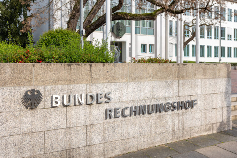 Der Bundesrechnungshof in Bonn kritisiert die Bundesregierung für explodierende Beraterkosten.
