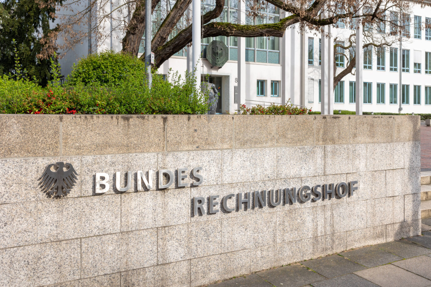Der Bundesrechnungshof in Bonn kritisiert die Bundesregierung für explodierende Beraterkosten.