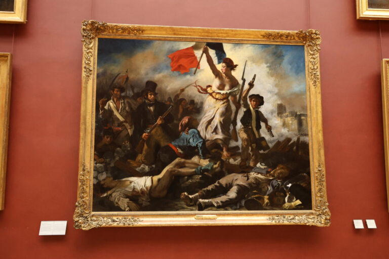 Auf dem Gemälde „Die Freiheit führt das Volk“ von dem französischen Maler Eugène Delacroix, ist eine nackte Frau zu sehen, die mit entblößter Brust eine Fahne schwenkt, daneben läuft ein Junge mit zwei Pistolen