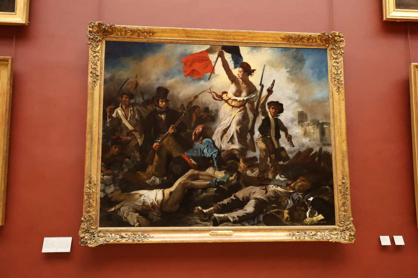 Auf dem Gemälde „Die Freiheit führt das Volk“ von dem französischen Maler Eugène Delacroix, ist eine nackte Frau zu sehen, die mit entblößter Brust eine Fahne schwenkt, daneben läuft ein Junge mit zwei Pistolen