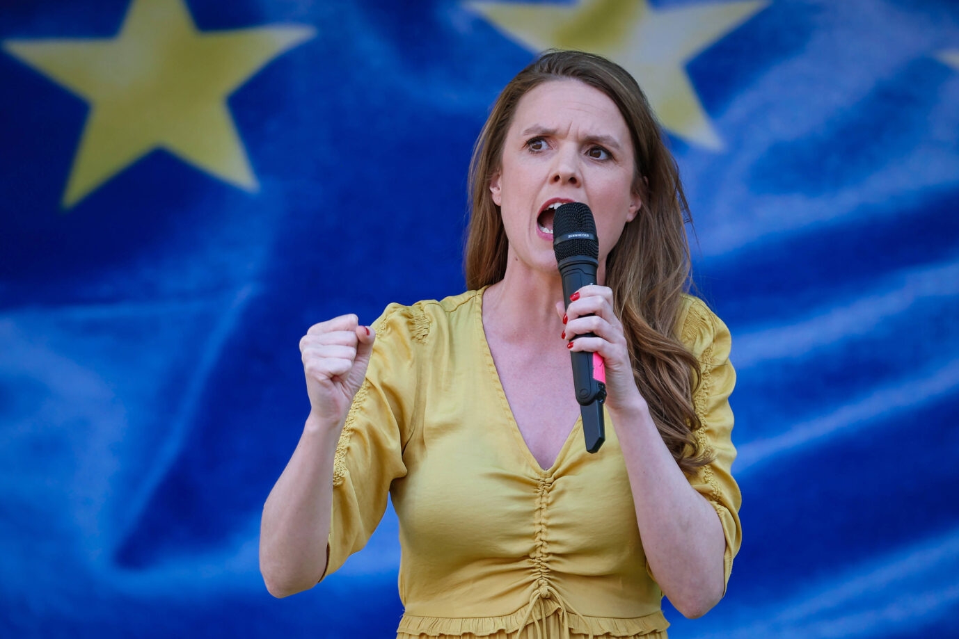 Terry Reintke von den Grünen im Wahlkampf. Die EU-Abgeordnete lehnt das Transparenzgesetz zur NGO-Finanzierung ab.