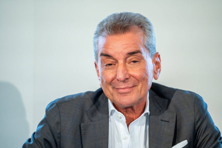 Michel Friedmann sitzt im grauen Anzug und weißem Hemd bei einem Podiumsgespräch auf Schloß Ettersburg in Weimar. Er lächelt leicht, sein Blick wirkt selbstzufrieden. Die Aufnahme entstand im Rahmen der Ettersburger Gespräche, wo Friedmann gemeinsam mit Thüringens Ministerpräsident Bodo Ramelow (Die Linke) über das Thema „Stresstest für die Demokratie?“ diskutierte. Im Hintergrund ist eine neutrale Wand, der Fokus liegt auf Friedmanns Gesicht und Gestik. Foto: IMAGO / Thomas Müller
