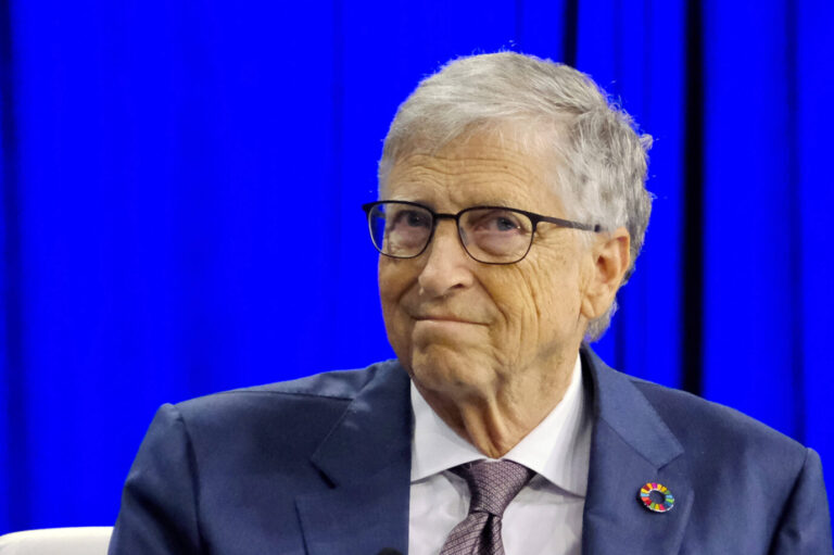 Bill Gates fordert mehr Entwicklungshilfe. NGOs kritisieren bereits Kürzungen des Kabinetts.