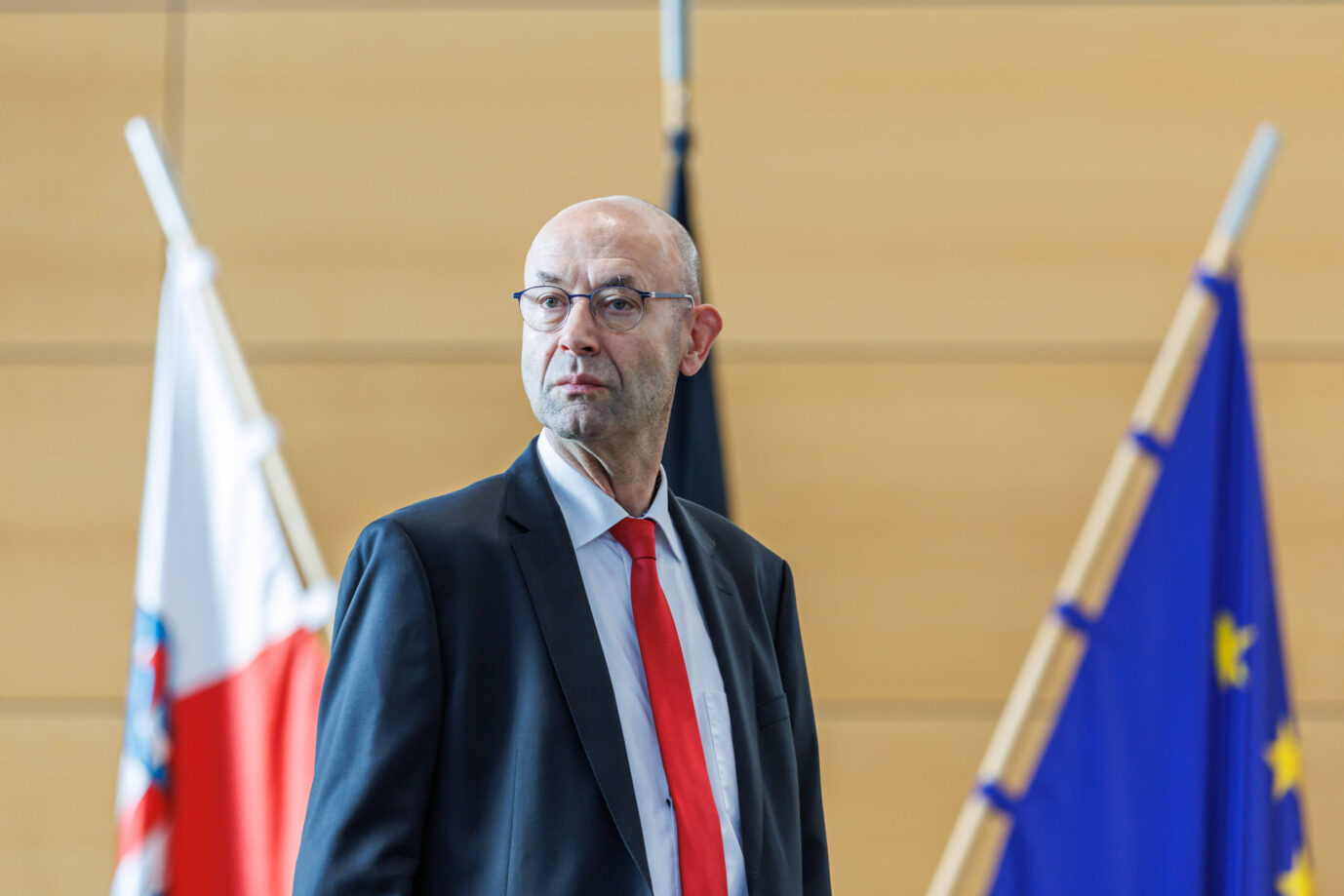 Jörg Hopfe (Direktor beim Landtag) vor der Thüringenfahne und Europafahne, 28.09.2024, Erfurt (Deutschland), Politik, Th. AfD fordert Abberufung