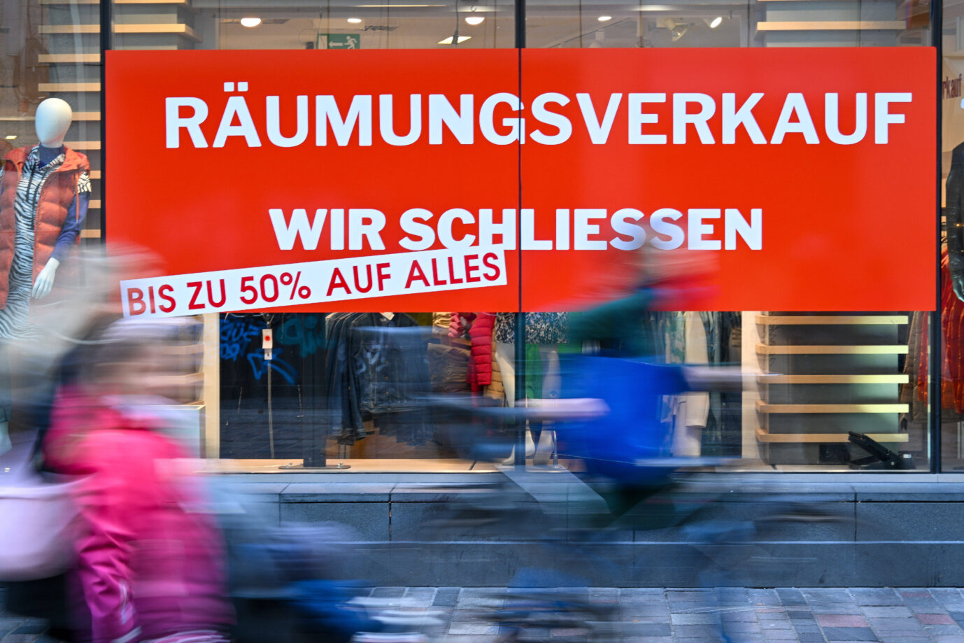 Handel leidet unter Wirtschaftskrise Blick auf ein Schild in einem Schaufenster eines Geschäftes- Räumungsverkauf wir schliessen. Durch steigende Preise für Energie, Personal und unsichere Zeiten durch Fehler in der Politik sterben immer mehr Firmen. *** Retail suffers from economic crisis View of a sign in a store window Clearance sale we are closing Due to rising prices for energy, personnel and uncertain times caused by political mistakes, more and more stores in German cities are closing down