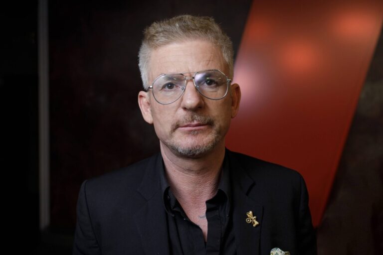 Der Schriftsteller Heinz Strunk schaut etwas melancholisch in die Kamera – vielleicht wurde ihm gerade klar, daß seine Version des Zauberberg nicht so der Renner ist