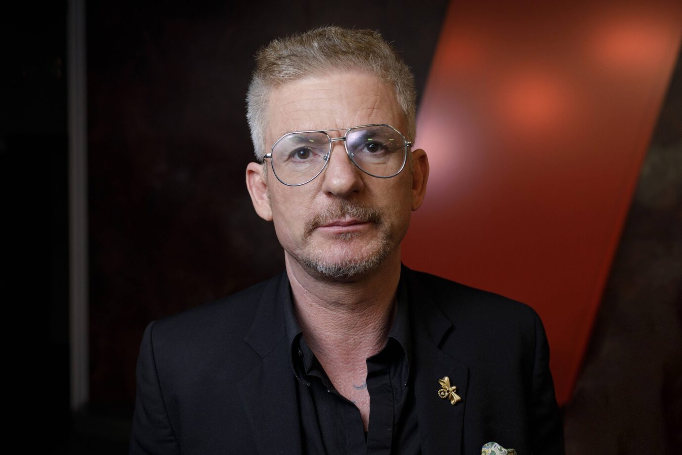 Der Schriftsteller Heinz Strunk schaut etwas melancholisch in die Kamera – vielleicht wurde ihm gerade klar, daß seine Version des Zauberberg nicht so der Renner ist