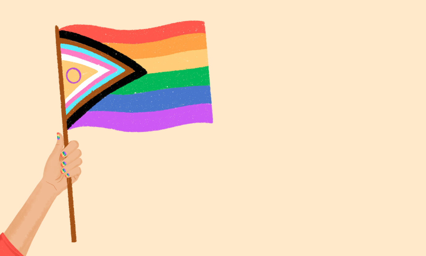 Illustration einer Person mit lackierten Fingernägeln in Regenbogenfarben, die eine sogenannte „Progress Pride“-Flagge in der Hand hält. Die Flagge zeigt die klassischen Regenbogenstreifen sowie zusätzliche Farbfelder in Schwarz, Braun, Hellblau, Weiß, Rosa und Gelb mit violettem Kreis, die für marginalisierte Gruppen wie Transpersonen, People of Color und Intersexuelle stehen. Der Hintergrund ist einfarbig beige. Gerichtlich gebilligt: „Progress Pride“-Flagge darf in Berliner Grundschule hängen. Foto: IMAGO / Addictive Stock
