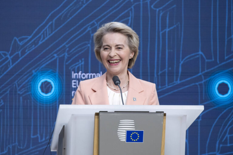 Ursula von der Leyen steht an einem Pult und lacht. Der baldige Euro-Beitritt von Bulgarien ist sicher.