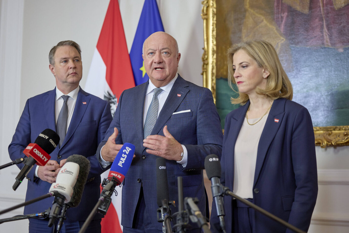 Etwas mehr als drei Monate ist Österreichs Regierung aus ÖVP, SPÖ und Neos im Amt. Einen Kanzlerbonus stellt die Bevölkerung Christian Stocker (m.) aber nicht aus. Foto: IMAGO / photonews.at