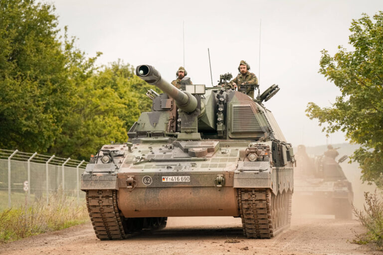 Auf einer Landstraße fährt eine Panzerhaubitze 2000 der Bundeswehr – Symbolbild für die Aufrüstung