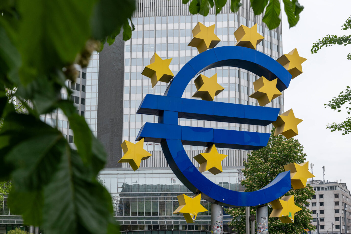 Euro-Skulptur in Frankfurt am Main. Die meisten Staatsanleihen der Bundesrepublik sind im Ausland.