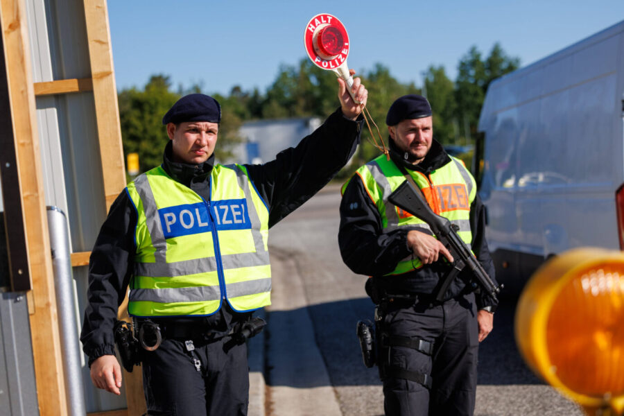 Kontrollen in Pomellen an der Deutsch-Polnischen Grenze Pomellen Mecklenburg - Vorpommern Deutschland. Es geht um die Nation.