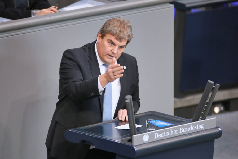 AfD-Bundestagsabgeordneter Rainer Kraft: „Es ist wichtig zu verstehen, daß Staaten nur Interessen, aber keine Freunde haben.“ Mit seinen Vorstellungen zur deutschen Außenpolitik sorgte er jüngst für eine Kontroverse im Netz. (Themenbild)