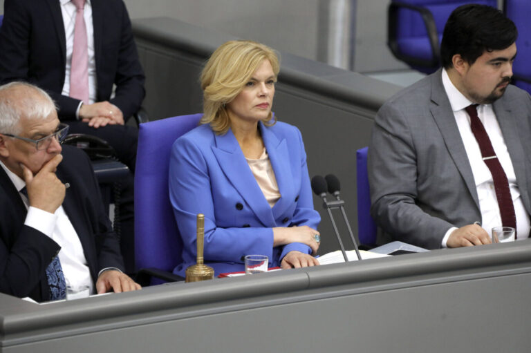 Julia Klöckner sitzt in einem blauen Blazer an ihrem Platz im Bundestag zwischen zwei männlichen Abgeordneten. Vor ihr steht der hölzerne Präsidentinnenhammer. Sie blickt ernst in Richtung Plenum. Bundestagspräsidentin Klöckner (CDU) greift gegen die polizeifeindlichen Aussagen von Nietzard (Grüne) durch. Foto: IMAGO / Future Image