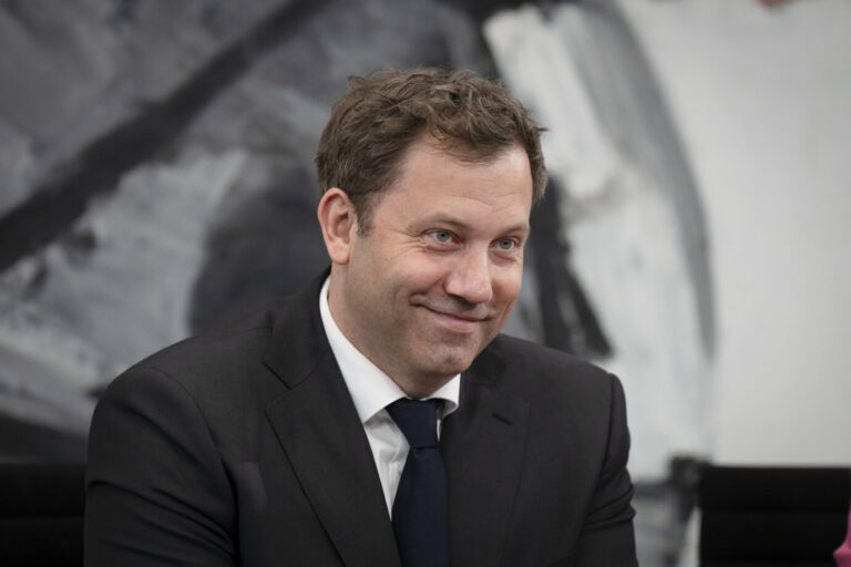 Finanzminister Lars Klingbeil lächelt - er will an "nachrichtenlose" Bankkonten. Die Deutsche Kreditwirtschaft kritisiert die Pläne der Bundesregierung scharf.