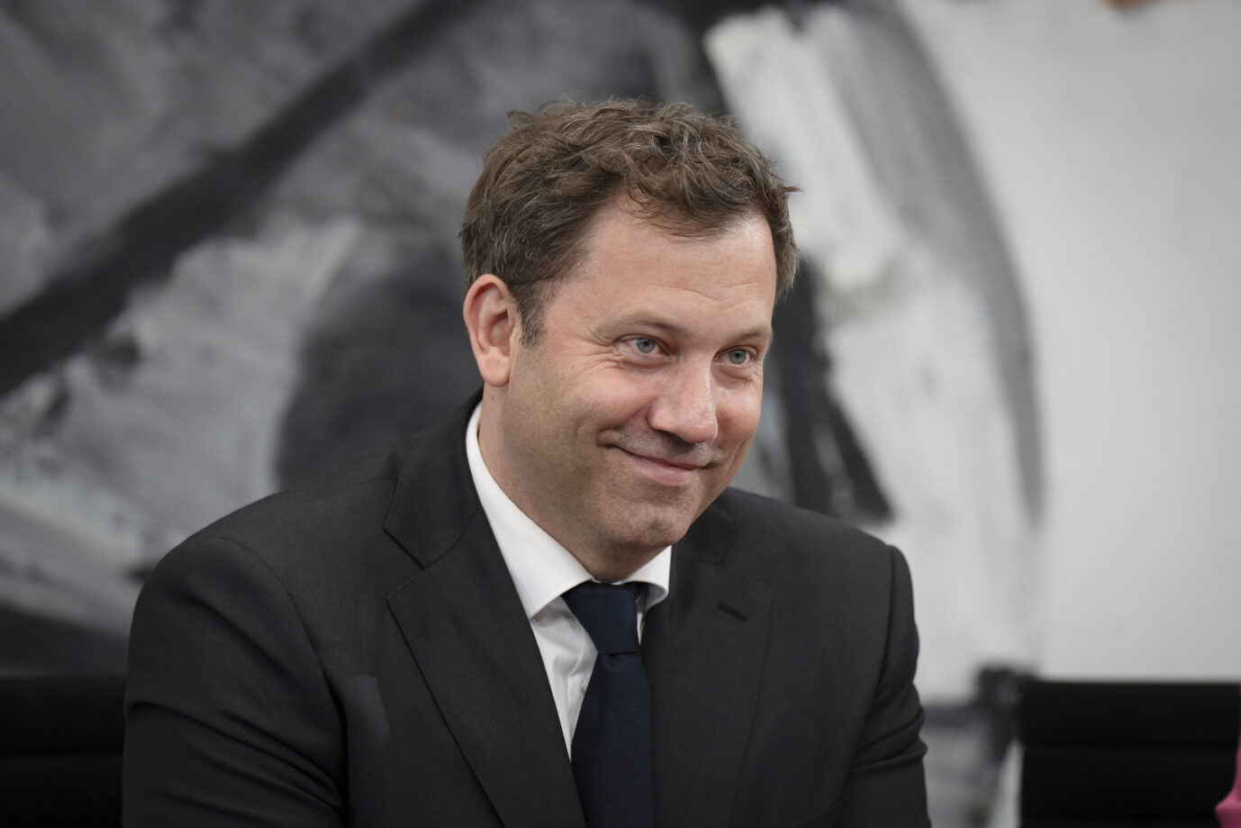 Finanzminister Lars Klingbeil lächelt - er will an "nachrichtenlose" Bankkonten. Die Deutsche Kreditwirtschaft kritisiert die Pläne der Bundesregierung scharf.