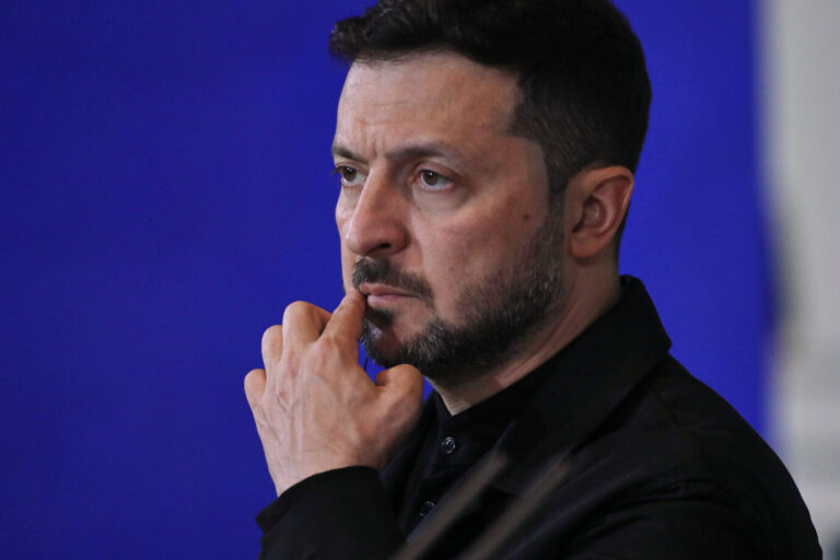 Der ukrainische Präsident Wolodymyr Selenskyj blickt ernst und konzentriert, seine Hand berührt nachdenklich sein Kinn. Er steht vor einem blauen Hintergrund. Ukrainische Drohnen treffen Militärflugplätze in Rußland – weit hinter der Grenze. Dutzende Flugzeuge stehen in Flammen. Derweil bereitet Kiew neue Gespräche mit Moskau vor.