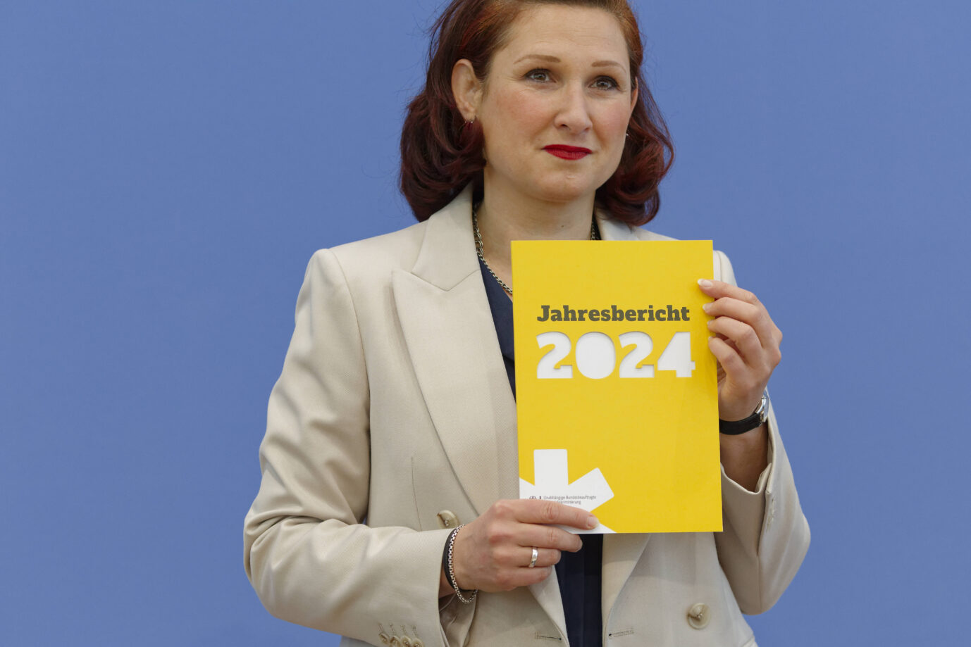 Antidiskriminierungsbericht 2024 2025-06-03 Deutschland, Berlin Bundespresskonferenz: Ferda Ataman, Unabhängige Bundesbeauftragte für Antidiskriminierung, stellt den Jahresbericht 2024 der Antidiskriminierungsstelle des Bundes vor. *** Anti-Discrimination Report 2024 2025 06 03 Germany, Berlin Federal Press Conference Ferda Ataman, Independent Federal Commissioner for Anti-Discrimination, presents the Federal Anti-Discrimination Agencys Annual Report 2024