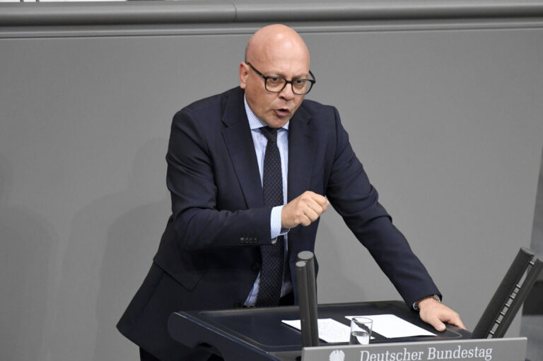 Alexander Throm (CDU) spricht energisch am Rednerpult des Deutschen Bundestages. In der 11. Sitzung des 21. Bundestages im Reichstagsgebäude in Berlin am 6. Juni 2025 gestikuliert der innenpolitische Sprecher der Unionsfraktion mit erhobener Hand während seiner Rede. Auf dem Pult vor ihm liegen ein Glas Wasser, Notizen und ein Mikrofon. Die Szene unterstreicht die Entschlossenheit in der politischen Debatte um Kirchenasyl und europäisches Asylrecht.