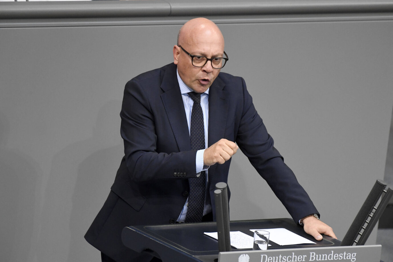 Alexander Throm (CDU) spricht energisch am Rednerpult des Deutschen Bundestages. In der 11. Sitzung des 21. Bundestages im Reichstagsgebäude in Berlin am 6. Juni 2025 gestikuliert der innenpolitische Sprecher der Unionsfraktion mit erhobener Hand während seiner Rede. Auf dem Pult vor ihm liegen ein Glas Wasser, Notizen und ein Mikrofon. Die Szene unterstreicht die Entschlossenheit in der politischen Debatte um Kirchenasyl und europäisches Asylrecht.