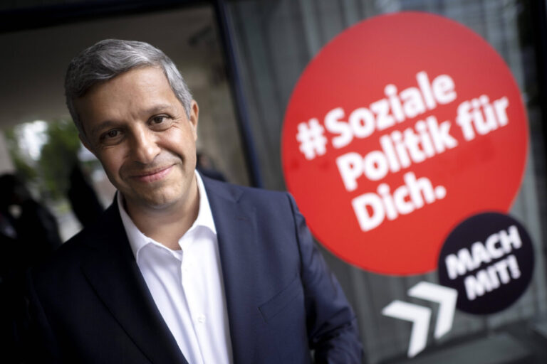 SPD-Fraktionschef im Abgeordnetenhaus, Raed Saleh lächelt in die Kamera neben der Aufschrift "Soziale Politik für Dich". Bei der kommenden Klausur der Senatsfraktionen wollen SPD und CDU über eine Aufweichung des Kopftuchverbots verhandeln. (Themenbild)