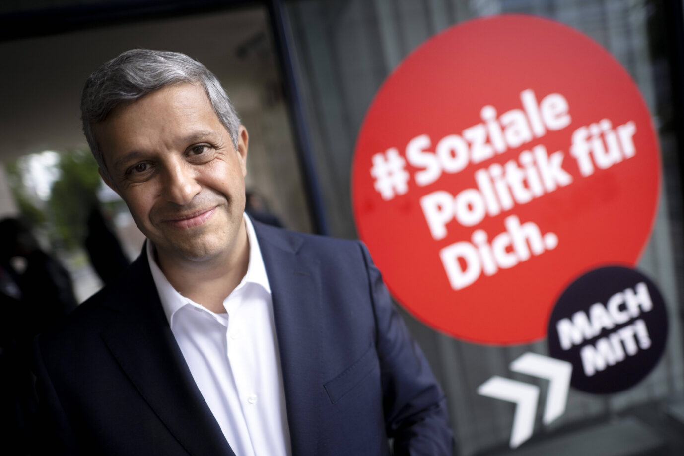 SPD-Fraktionschef im Abgeordnetenhaus, Raed Saleh lächelt in die Kamera neben der Aufschrift "Soziale Politik für Dich". Bei der kommenden Klausur der Senatsfraktionen wollen SPD und CDU über eine Aufweichung des Kopftuchverbots verhandeln. (Themenbild)