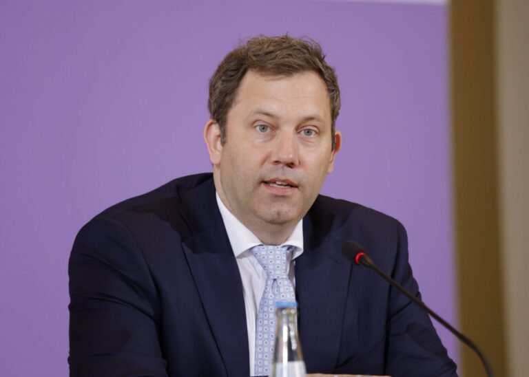 Vizekanzler Lars Klingbeil hat sich zu höheren Verteidigungsausgaben geäußert. Er befürwortet es, 3,5 Prozent der Wirtschaftsleistung in Verteidigung zu investieren.