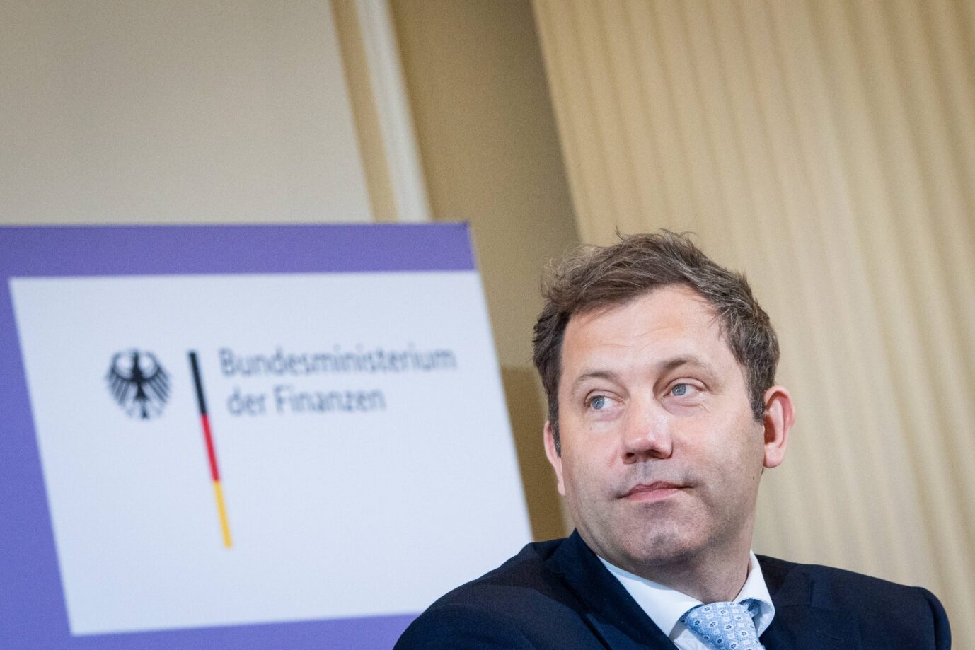Bundesfinanzminister Klingbeil will mit Schulden in Rekordhöhe den Haushalt durchbringen.