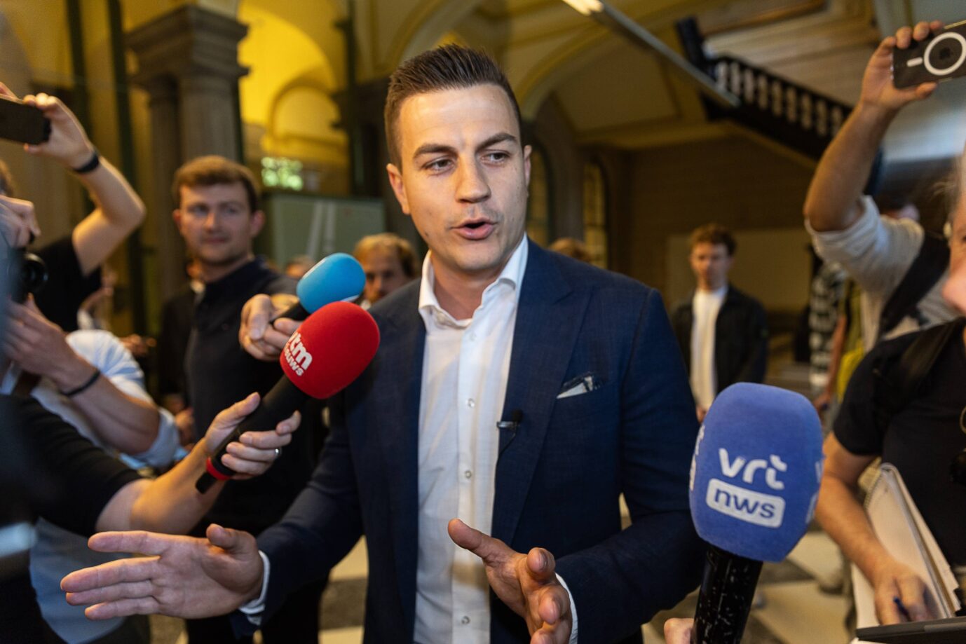 Dries Van Langenhove im Gerichtsgebäude von Gent. Reportern gegenüber kündigt er weitere Maßnahmen an. Es ging um Memes.