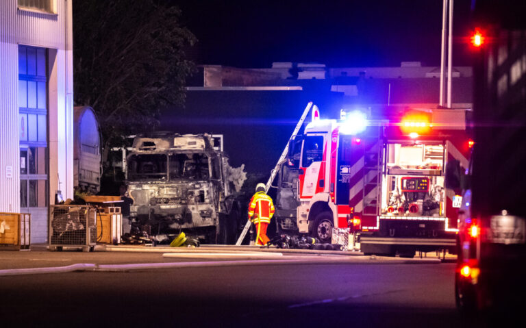Ein Feuerwehreinsatz nach dem Anschlag auf Bundeswehr-LKW in der thüringischen Hauptstadt: Ein prorussischer Telegram-Kanal veröffentlichte das Video der Tat. (Themenbild)